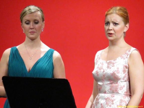 Nella foto Frida Hagman, soprano a sinistra