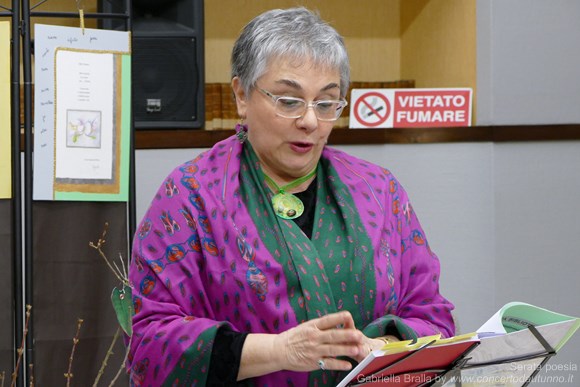 Gabriella Bralla in una serata di poesia