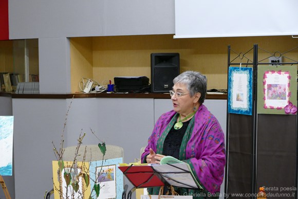 Gabriella Bralla in una serata di poesia