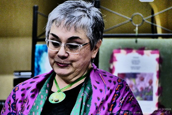 Gabriella Bralla in una serata di poesia