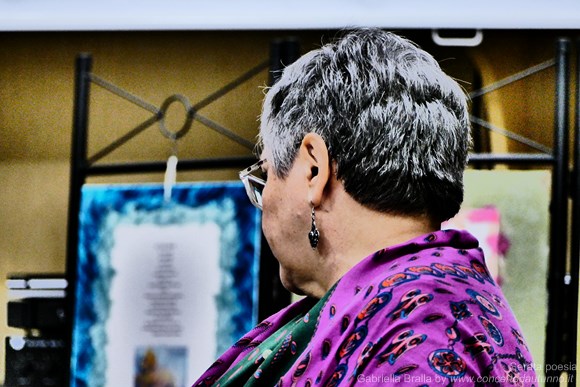 Gabriella Bralla in una serata di poesia