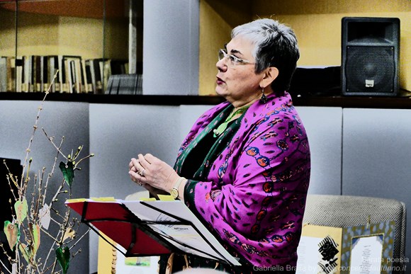 Gabriella Bralla in una serata di poesia