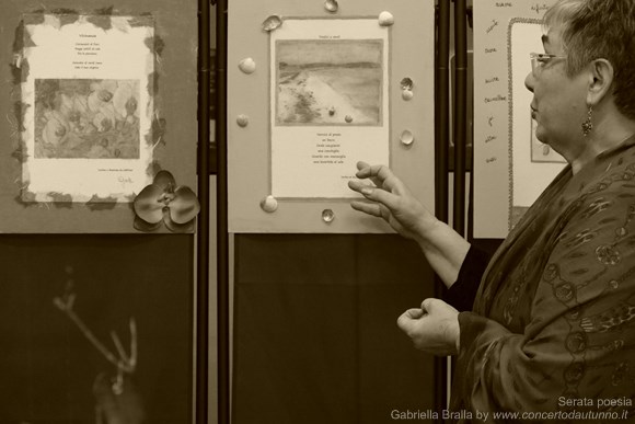 Gabriella Bralla in una serata di poesia