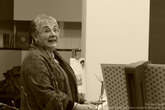 Gabriella Bralla in una serata di poesia