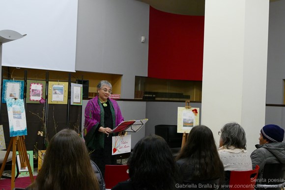 Gabriella Bralla in una serata di poesia