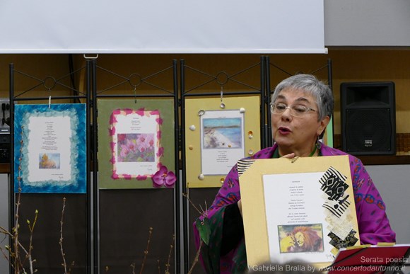 Gabriella Bralla in una serata di poesia