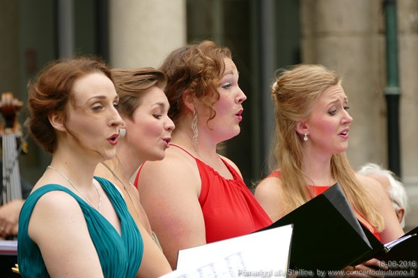 Nella foto Frida Hagman, soprano a destra