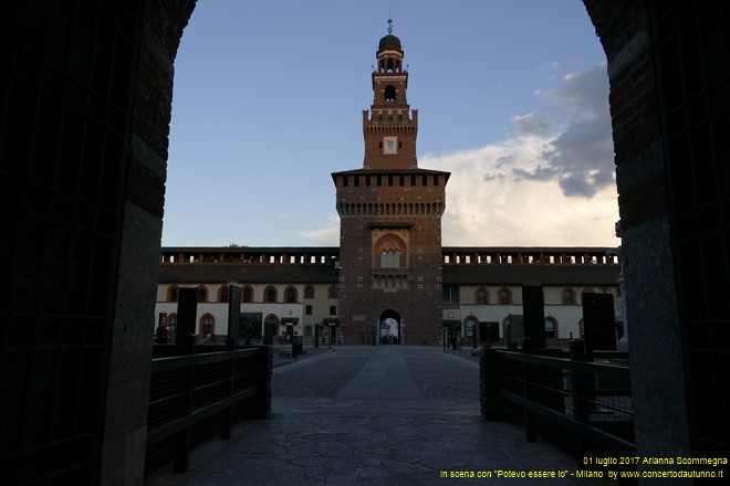 Arianna Scommegna in scena con Potevo essere io