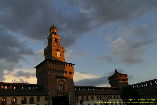 Arianna Scommegna in scena con Potevo essere io