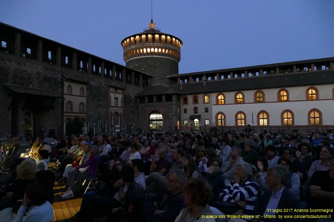 Arianna Scommegna in scena con Potevo essere io