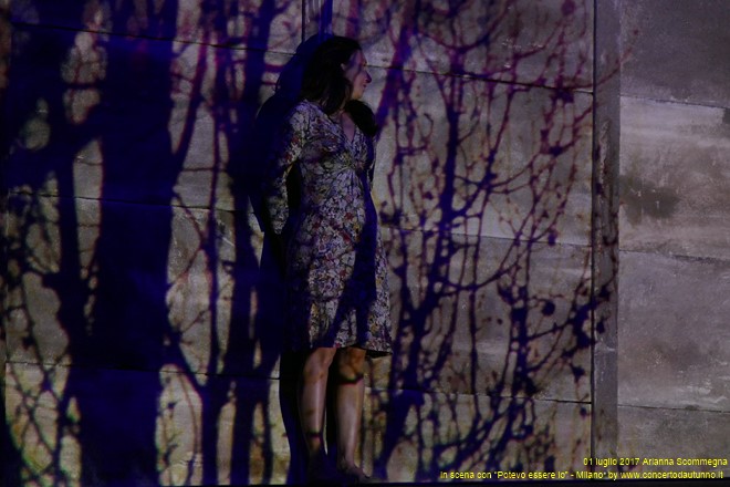 Arianna Scommegna in scena con Potevo essere io
