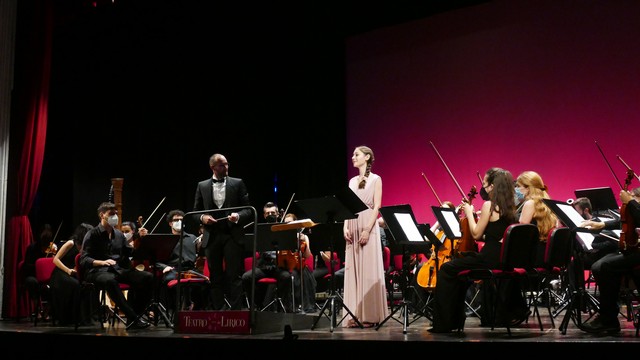 Magenta Totem Orchestra Vivaldi Micol Costa